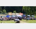 Bild: Lehner/exb
Über 200 Gläubige haben den Weg zum Campingplatz Gaisweiher bei Flossenbürg auf sich genommen und feiern den Familiengottesdienst „Flosser Amt“ mit.