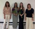 Bild: Christine Wocheslander/exb
Margareta Lankes (links/Vorsitzende Förderverein) und Schulleiterin Conny Wrobel (rechts) gratulierten den besten Absolventinnen Milla Kuhnert (Zweite von links) und Leni Eckert.