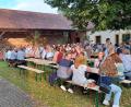 Bild: Birgit Übelmesser/exb
Nach dem Gottesdienst zum Patrozinium war der Kastler Pfarrhof gut gefüllt beim gemütlichen Beisammensein.