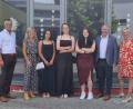 Bild: u
Den diesjährigen Qualibesten der Schnaittenbacher Mittelschule Laureen Weich, Vanessa Iacob und Emma Schwabe (ab dritte von links) gratulierten Bürgermeister Hermann Falk, Klassenlehrerin und stellvertretende Schulleiterin Sabine Spindler (von links) sowie Rektorin Michaela Bergmann und Bürgermeister Marcus Eichenmüller (von rechts).