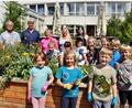 Bild: ds
Am Hochbeet erfreuen sich mit den Schülerinnen und Schülern (hinten, von links) Werner Stollner, Manfred Mayer, die stellvertretende Vorsitzende Edeltraud Stollner vom Obst- und Gartenbauverein Neukirchen, Rektorin Birgit Molitor und Klassenlehrerin Elena Pilhofer.