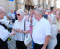 Bild: do
Beim Stehempfang auf dem Kirchplatz hat der ehemalige Stadtpfarrer viele Hände zu schütteln.