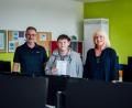 Bild: Tobias Frauendorfer/exb
Realschuldirektor Stephan Drexler und Fachlehrerin Rosemarie Kraus gratulieren Luca Haberkorn zu seinem tollen Abschneiden beim Schülerleistungsschreiben des Stenografenverbands.