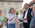 Bild: wg
Beim 21. Lohhäuser-Treffen fanden die ersten Gespräche schon vor dem „Gelebten Museum“ in Mähring statt. Im Bild Mährings Bürgermeister Franz Schöner (Zweiter von rechts) und Karl Schneider (rechts), der wieder neue Fotos und Bilder mitgebracht hatte.