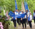 Bild: ge
Traditionell schwenkten die Frauenbund-Gruppen ihre Fahnen vor dem Altar.