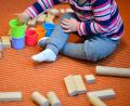 Symbolbild: Uwe Anspach/dpa
Nachdem der Kindergarten-Neubau in Schwarzach verschoben wurde, stellte sich nun im Gemeinderat die Frage, wo die Kinder künftig betreut werden.