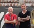 Bild: ref
Teammanager Hannes Beer (links) und Trainer Andreas Scheler vom FC Amberg.