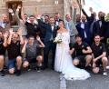 Bild: Claudia Hösl/exb
Felix und Sofia Hösl wohnen zwar in Waldeck, die Freunde und Bekannten des Brautpaares mussten aber zum Spalierstehen und Gratulieren zur St.-Johannes-Kirche nach Oberbibrach fahren.