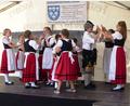 Bild: jp
Die Kindergruppe des Kastler Trachtenvereins "Sechs Lilien Kastl" unter der Leitung von Michaela (Musikantin) und Georg Ehbauer rührte die die zahlreichen Zuschauer am Kastler Marktplatz.