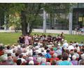 Bild: ban/exb
Im Zitherclub unter der Leitung von Dirigentin Veronika Hille wird mit Zither, Hackbrett, Akkordeon, Gitarre und Tuba musiziert. Viele Zuhörer lauschten bei sommerlichen Temperaturen den Klängen.