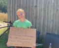 Bild: Forster/exb
Ausgestattet mit Schild und Schnur hielt Antonia beim Oldtimer-Treffen in Raggau die Besucher auf und bat um eine Spende für Lukas.