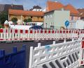 Bild: bl
Die große Eistüte an der Hirtenstraße in Pfreimd ragt kaum über die Abgrenzung der Straßenbaustelle . Der Umbau der Haas-Kreuzung macht nicht nur Autofahrern, sondern auch dem Eiscafé "Fiocco di Panna" (im Hintergrund links) zu schaffen.