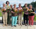 Bild: gau
Abteilungsleiterin Christine Röckl (Zweite von links) dankte den Gründungsfrauen, die Blumensträuße erhielten: Anna Lehner (links) sowie (ab Dritte von links) Elisabeth Beichl, Maria Gattaut, Anna Härtl, Ingrid Müller und Hannelore Müller.