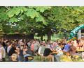 Bild: kro
Wer Glück hatte, fand beim Fischerfest ein Plätzchen unter den lauschigen Bäumen.
