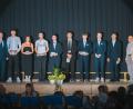 Bild: Tobias Frauendorfer/exb
Die besten Absolventen der Realschule im Stiftland wurden besonders geehrt. Im Bild (von links) Realschuldirektor Stephan Drexler, Jannik Schnurer, Elina Mayer, David Dendorfer, Benedikt Frank, Fynn Krisch, Gabriel Hecht, Christian Ernst und Julian Weber sowie Bruno Salomon als Vertreter des Fördervereins „Freunde der Realschule im Stiftland“.
