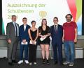 Bild: Fotostudio Kraus, Vohenstrauß/exb
Schulleiter Eduard Bauer freut sich mit den Schulbesten Luis Kummer (10 a), Paula Lang (10 b) und Marie Krüger (BF 11a). Es gratulieren auch Studiendirektor Dominik Schmidt und Fördervereinsvorsitzender Jens Maschke.