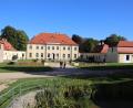 Bild: Thomas Dobler
Schloss Königshain liegt in Sachsen, zehn Kilometer westlich von Görlitz. Im Haupthaus dieses Schlosses (Mitte) werden seit rund 20 Jahren regelmäßig Ausstellungen mit zeitgenössischer Kunst gezeigt. Im rechten Seitenflügel, dem Küchenhaus, befindet sich eine Ferienwohnung, die Kunst-Stipendiaten während ihres Aufenthaltes zur Verfügung steht.