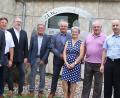 Bild: Thomas Dobler
Zur 50-Jahr-Feier des Schulverbands in Schmidgaden kommen (von links) die stellvertretende Landrätin Birgit Höcherl, Rektor Klaus Ruetz, stellvertretender Bürgermeister Andreas Altmann, die früheren Rektoren Helmut Bressler und Hans Kummeth, Bürgermeister Josef Deichl, die Fensterbacher stellvertretende Bürgermeisterin Marlene Groitl, von der Gemeindeverwaltung Schmidgaden Hans Werner und Martin Janz, sowie die Schulverbund-Koordinatorin Silke Schmid.