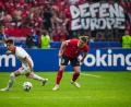 Bild: Soeren Stache/dpa
Der österreichische Verband muss für das rassistische Banner der Fans zahlen.
