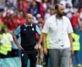 Bild: Silvia Izquierdo/AP/dpa
Javier Mascherano (l) ist nach dem aberkannten Ausgleich seiner Mannschaft empört.