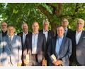 Bild: Peter Seidl/exb
Von links: An der Spitze des Lions-Club Amberg stehen im kommenden Jahr Andreas Aßmuth (Past Präsident, Armin Müller (neuer Past Präsident), Michael Bader (Leo-Beauftragter), Tobias Kinzler (neuer Präsident), Hans Bäumler (Schatzmeister), Andreas Herrmann (Vorsitzender Hilfswerk Lions Club, Förderverein, Activity-Beauftragter), Jean-Paul Op de Laak (Vize-Präsident, Webmaster, Informationstechnologie) und Meinolf Schmidt (Clubbeauftragter/Mitgliedschaft).