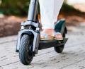 Bild: Uwe Anspach
Eine Frau fährt einen E-Scooter. Zu zweit fahren ist nicht erlaubt. Zwei 15-Jährige stürzten in Sulzbach-Rosenberg.