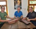 Bild: dob
Mit "Zwoa Zithern und Gschichtn aus der Oberpfalz“ bringen sich Daniel Riebl, Josef Forster und Albert Sommer in das Jubiläumsjahr "900 Jahre Stadt Vohenstrauß" ein.