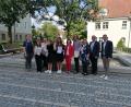 Bild: Bild: Musikschule des Landkreises Tirschenreuth/exb
Stellvertretende Leiterin Klaudia Kormann (links), Carol Bischoff vom Förderverein (Sechste von links), die Lehrkräfte Margit Sollfrank (Fünfte von rechts) und Brigitte Kreuzer (Dritte von links), Landrat Grillmeier (Zweiter von rechts) und Musikschulleiter Tobias Böhm (rechts) gratulierten den Kindern.