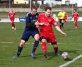 Archivbild: Dieter Jäschke
Fabian Lober (rechts) ist beim SC Kirchenthumbach der Mann für Last-Minute-Tore. In dieser Szene aus einem Derby der Vorsaison schirmt der SC-Goalgetter den Ball gegen Leon Dippel vom FC Tremmersdorf ab. Am Sonntag treten die "Dumbacher" erneut in Tremmersdorf an und erinnern sich nur ungern an die letztjährige 1:5-Pleite.