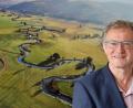 Bild: Thomas Dobler
Franz Grabinger vor seinem Lieblingsfoto, das in seinem Bürgermeisterbüro hängt. Es zeigt das Schwarzachtal mit Blick auf seine Heimatgemeinde Schwarzach bei Nabburg (im Hintergrund).