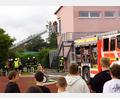 Bild: bkr
Hinter dem Einsatzfahrzeug der Immenreuther Wehr stand die Kemnather Drehleiter und rettete Heike Haßmann aus dem oberen Stockwerk der Schule. Damit verbunden eine Gratisfahrt nach ganz oben.
