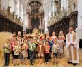 Bild: Monika Mittereder/exb
Eine Tauferinnerungsfeier stand für die Vorschulkinder der drei Waldsassener Kinderhäuser an. Rechts im Bild Stadtpfarrer Dr. Thomas Vogl.