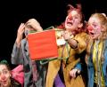 Bild: Peter Ringeisen
Die Theatergruppe des Ludwigsgymnasiums Straubing ließ Clowns den Wert und die Definition von Kunst verhandeln - mit beeindruckender Mimik und Gestik, berührend, und immer wieder sehr komisch.