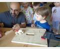 Bild: Kinderhaus Steinwaldzwerge/exb
Stefan und Katrin Schulz, Eltern eines Kindergartenkindes, waren im Kindergarten und haben mit einer Kindergartengruppe eine Werkprojekt durchgeführt.