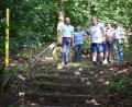 Bild: bnr
Das Treppengeländer am Fußsteig von der Bergstraße zum Köblitzbach muss dringend erneuert werden. Der Bauausschuss nahm die Schäden in Augenschein.