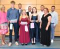 Bild: Kiener/exb
Rektorin Claudia Piehler gratuliert Tobias Laufmann, Selina Bernhardt und Sophia Donatello zusammen mit Elternbeiratsvorsitzender Nicole Bauer (vorne, von links), Klassenleiter Matthias Werner, Bürgermeister Dietmar Schaller und den Kollegen Ernst Lenk und Sebastian Hartl (hinten, von links).