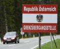 Bild: Angelika Warmuth/dpa
Für Geschwindigkeitsüberschreitungen und Parkverstöße drohen in Österreich hohe Bußgelder, und eine Vignette ist meist Pflicht. Autofahrer sollten sich gut informieren, um teure Überraschungen zu vermeiden.