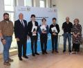 Bild: mfh
Gratulation für die drei besten Absolventen (von links) Stefan Frank (Bürgermeister), Franz Löffler (Bezirkstagspräsident), Nicholas Seifert (Hauptfach Klavier, 1,0), Elena Eikam (HF Klarinette, 1,09), André Weiß (HF Gesang, 1,12), Dominik Lehmeier (Schulleiter), Ursula Kohlhäufl-Steffl (stellvertretende Schulleitung).