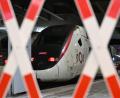 Bild: Sebastian Kahnert/dpa
Massive Zugausfälle und Verspätungen werden wohl das ganze Wochenende andauern.