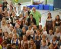 Bild: bey
Inmitten ihrer Schülerinnen und Schüler hat sich Konrektorin Christa Walbrunn (vor Rektor Gerhard Steiner) am wohlsten gefühlt.