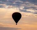 Symbolbild: Hauke-Christian Dittrich/dpa
In Regensburg ist ein Heißluftballon in die Donau gestürzt.