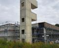 Bild: ak
Das künftige Gerätehaus der Kemnather Feuerwehr ist im Rohbau fertig. Der Innenausbau läuft.