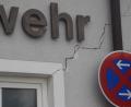 Bild: fz
Das Fenster geht nun nicht mehr auf. Einer der vielen Risse, die das Feuerwehrhaus Etzenricht aufweist.