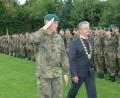 Bild: dob
Zusammen mit Bürgermeister Andreas Wutzlhofer schreitet der Kommandeur des Panzergrenadierbataillons 122, Oberstleutnant Ralf Georgi, unter den Klängen des Bayerischen Präsentiermarschs, die Front der Gelöbnisaufstellung ab.