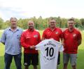 Bild: er
Mit Marco Barile (Zweiter von links) geht die SG Sorghof / Vilseck II in die neue Spielzeit. Mit dabei auf dem Bild: (von links) FV-Vorsitzender Robert Liermann, SV-Spielleiter Christian Merkl und SV-Vorsitzender Dominik Fischer.