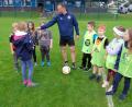 Bild: do
Das Sommerfest bietet für die FC-Übungsleiter um Vorsitzenden Wolfgang Seitz Gelegenheit, mit den begeisterten Buben und Mädchen dem Publikum das erlernte Einmaleins des Fußballs zu präsentieren.
