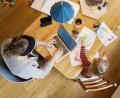 Symbolbild: Julian Stratenschulte/dpa
Das Projekt „Vollzeit-Arbeit“ muss von der ganzen Familie getragen werden: Dazu gehört es auch, Aufgaben smart zu verteilen.