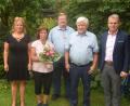 Bild: fz
Goldene Hochzeit feiern Karin und Josef Albrecht. Bürgermeister Karlheinz Budnik (rechts), Pfarrer Hubert Bartel (Dritter von rechts) und Tochter Daniela (links) gratulieren,.