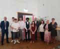Bild: sm/exb
Geschafft. Die Pestalozzi-Schule verabschiedet ihre Absolventen: (von links) Konrektor Michael Fleischmann, Philipp Glinka, Enrico Neuber, Laszlo Antmann, Mohammed Gafer, Sahra Walenta, Robert Wittmann, Rektor und die Klassenleitungen Andrea Schmöller, Marina Volkmer und Marina Bergmann.