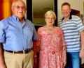 Bild: Gabriele von dem Bussche/exb 
Bürgermeister Alwin Märkl (rechts) gratulierte Günther und Elfriede Pichl zum Ehejubiläum.